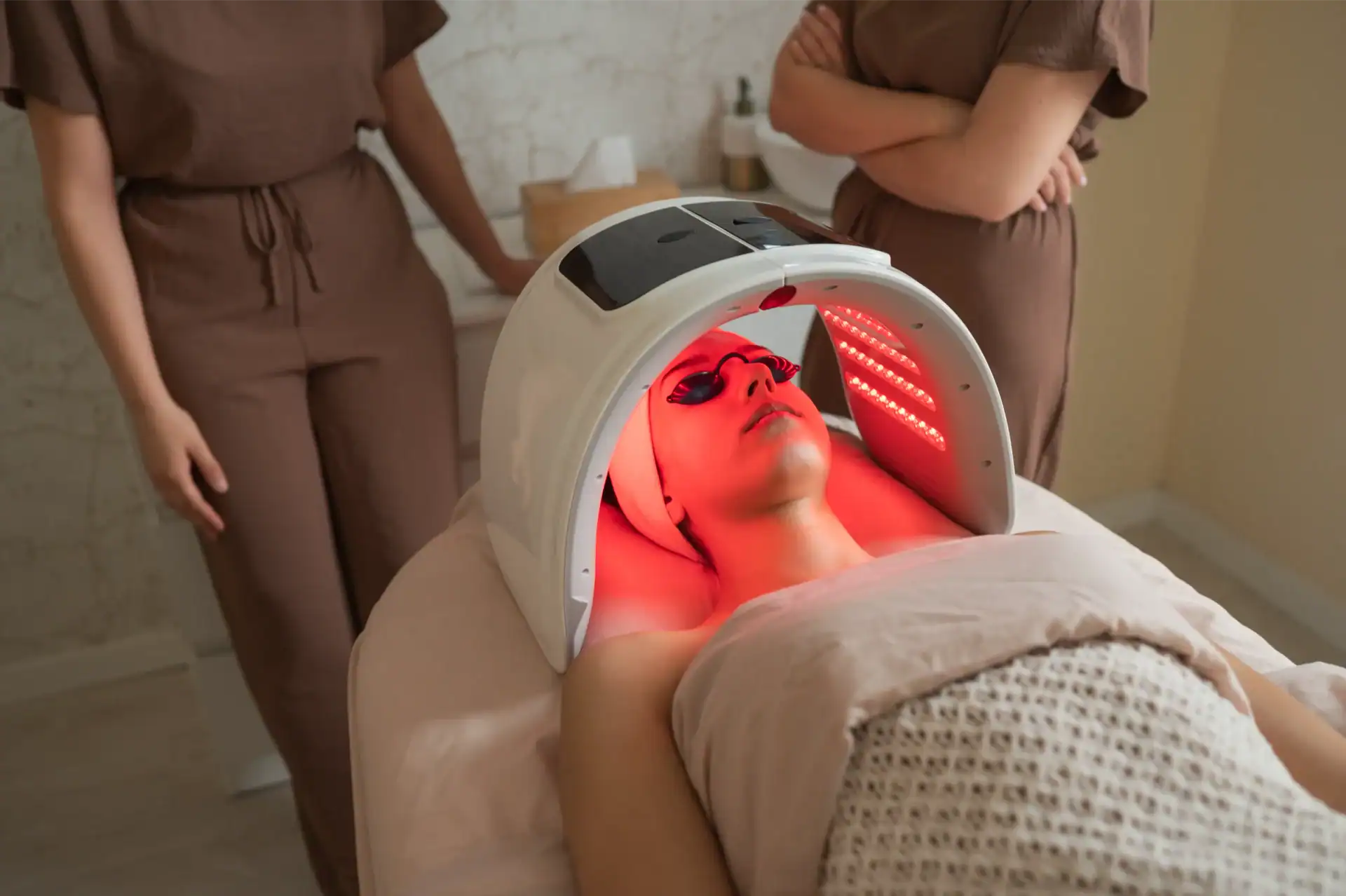 Beauticians observing client receiving led light t 2026 01 11 10 44 09 utc